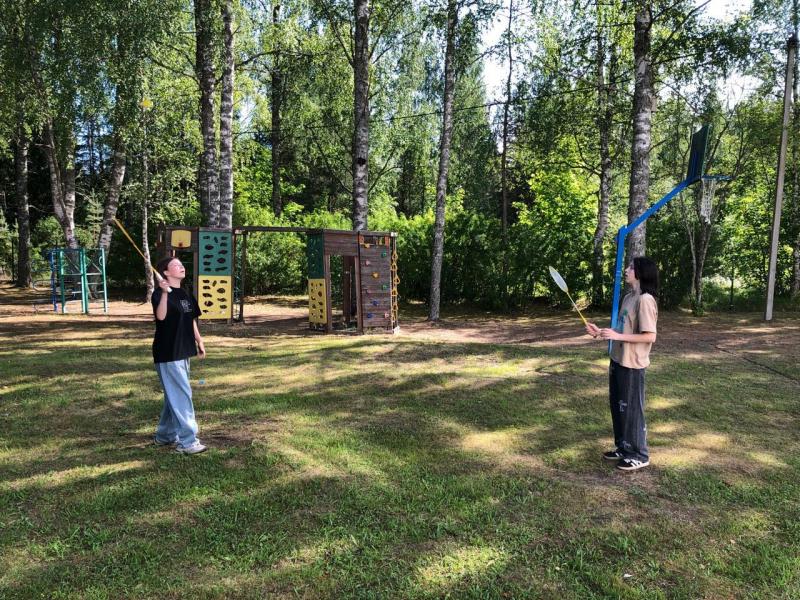 Мы играем в бадминтон!