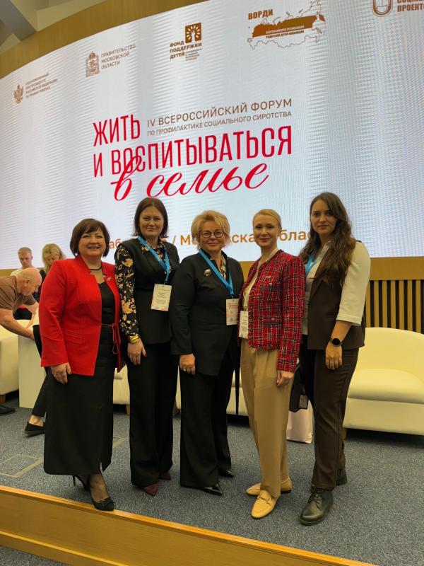 Жить и воспитываться в семье.