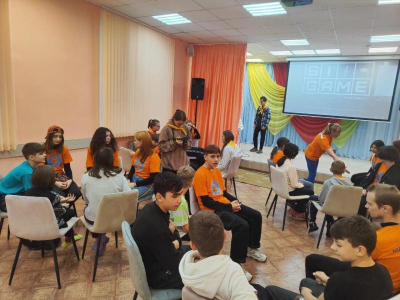 "Если друг не смеётся, Ты включи ему солнце, Ты включи ему звёзды, Это просто!"